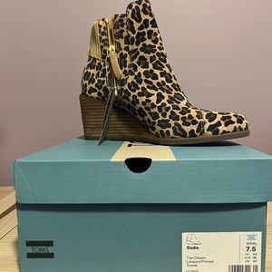 NWT Toms Sadie leopard print wedge - size 7.5